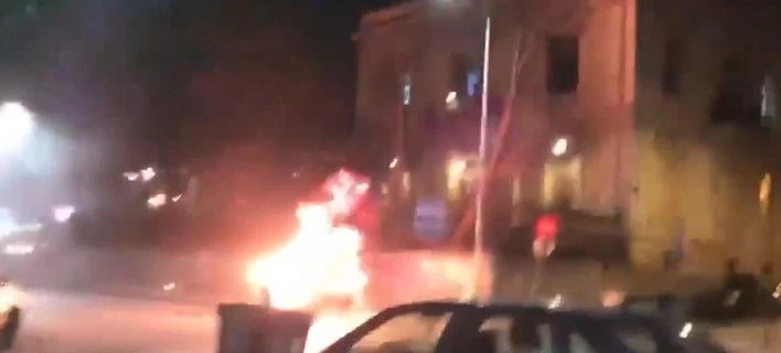 Καρέ – καρέ η επίθεση κουκουλοφόρων σε κατάληψη στη Θεσσαλονίκη (βίντεο)